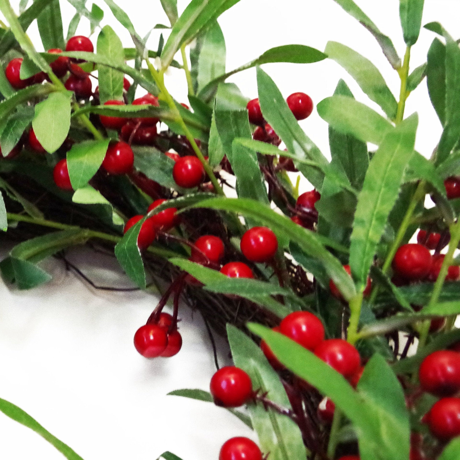 60cm Christmas Winter Wreath - Red Berry & Mistletoe Leaf