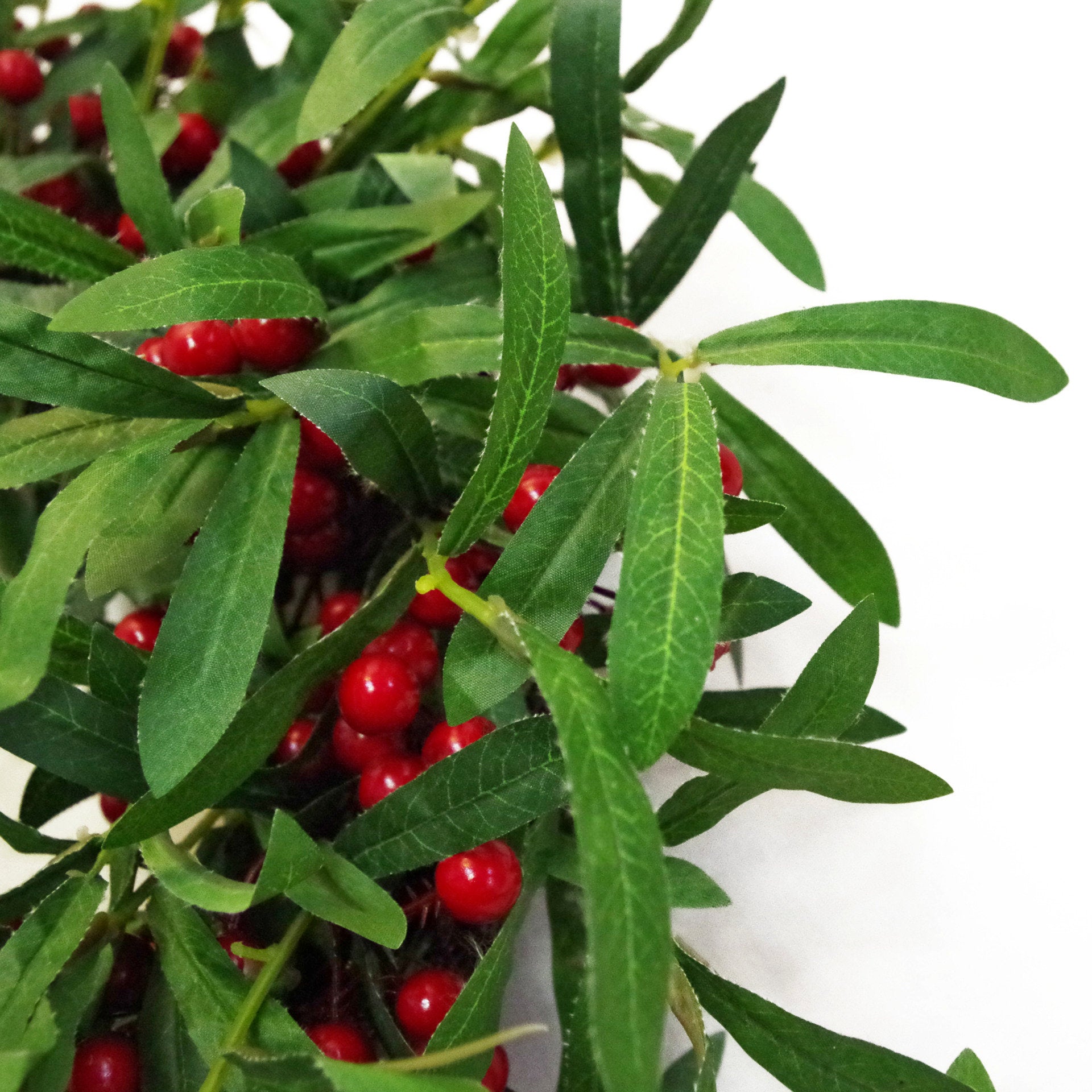 60cm Christmas Winter Wreath - Red Berry & Mistletoe Leaf