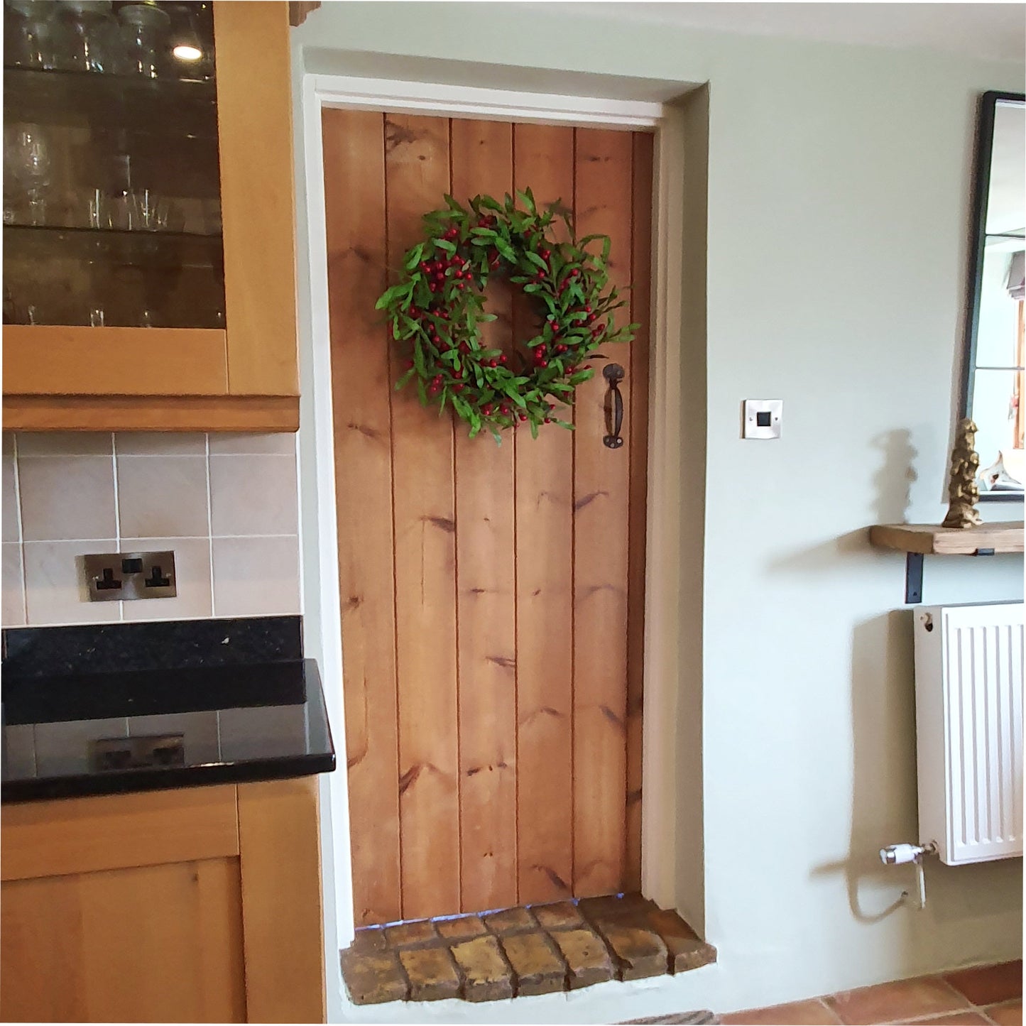 60cm Christmas Winter Wreath - Red Berry & Mistletoe Leaf