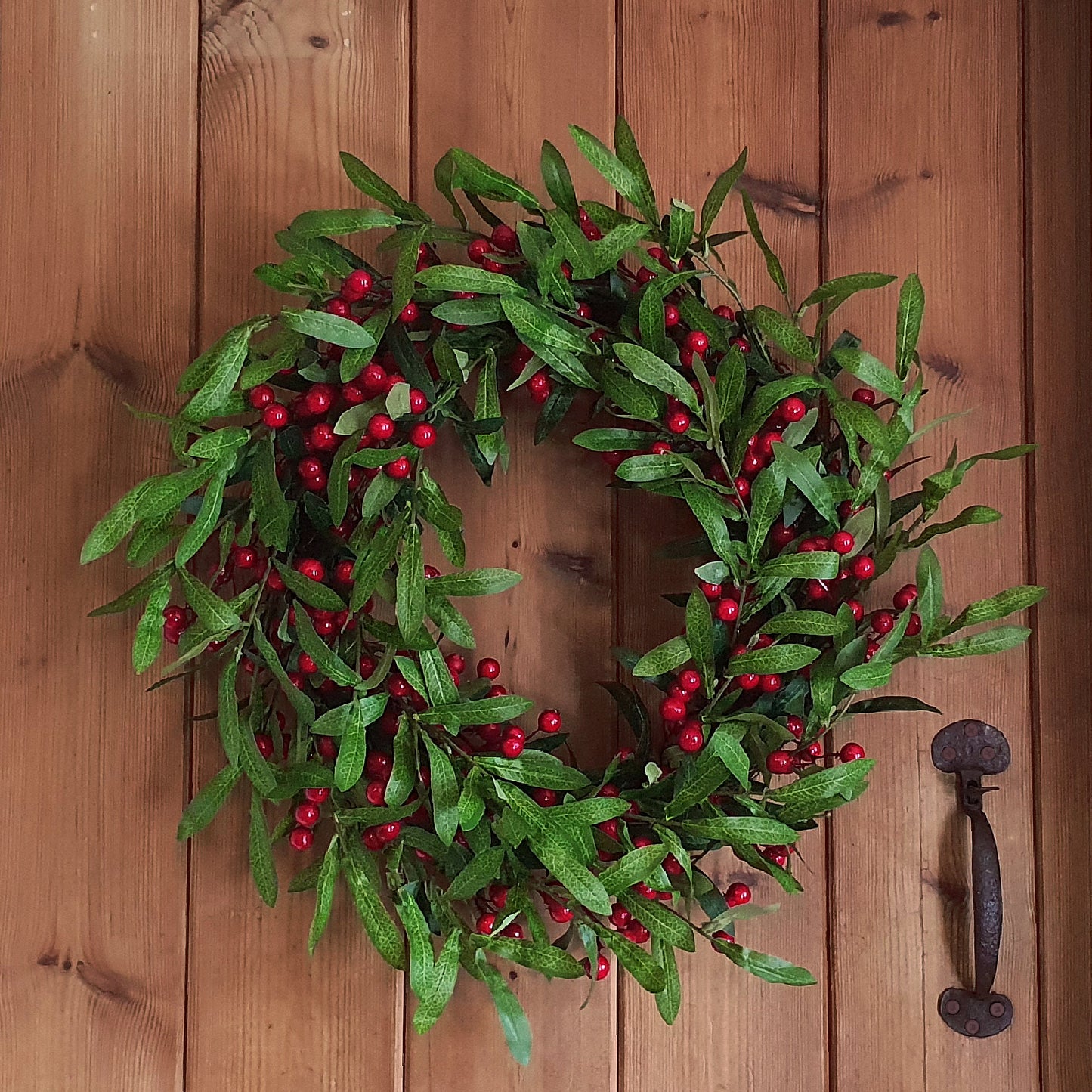 60cm Christmas Winter Wreath - Red Berry & Mistletoe Leaf